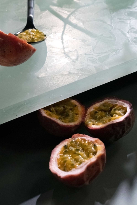 Doorgesneden granaatappels als sierelement op blad van keukenstijl +Venovo van Poggenpohl