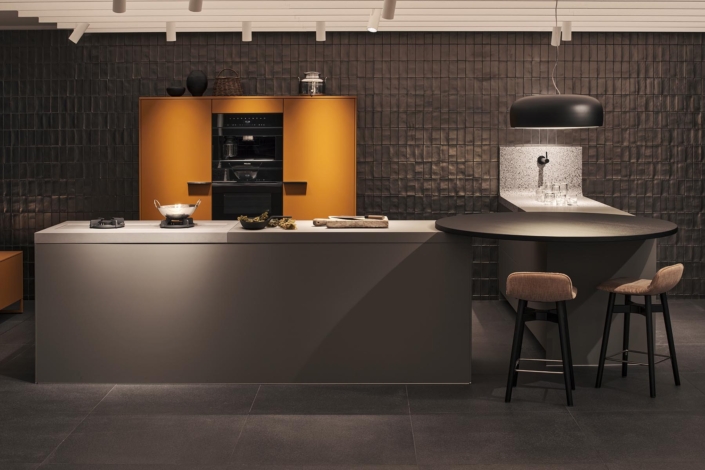 Moderne keuken met oranje acherwand in keukendesign +Venovo van Poggenpohl