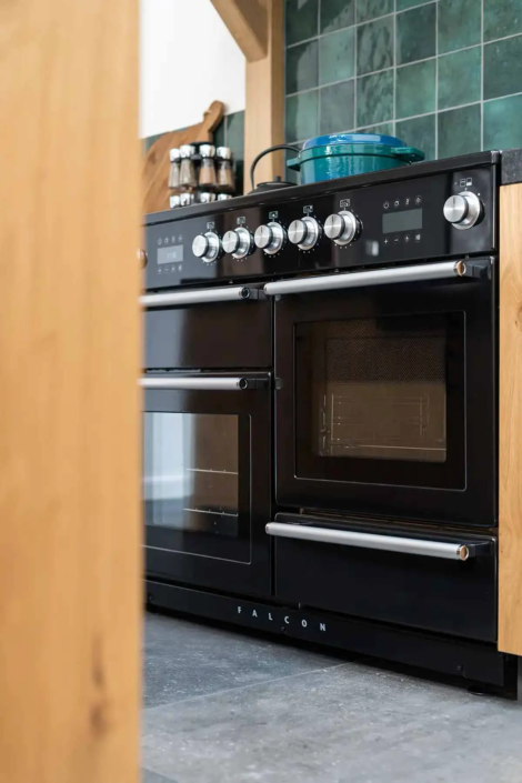 Detailfoto van zwarte oven in industriële keuken van het merk Falcon. Ontworpen en geplaatst door VDB Wonen.